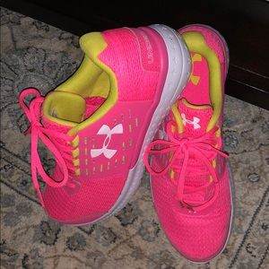 Athletic shoes